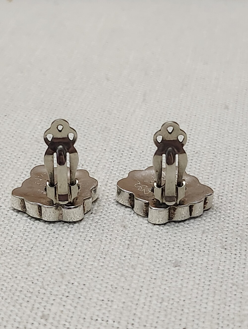 Vintage Signed Sonny Wallace Zuni Mother of Pearl Poppy Clip Earrings - Picture 9 of 11